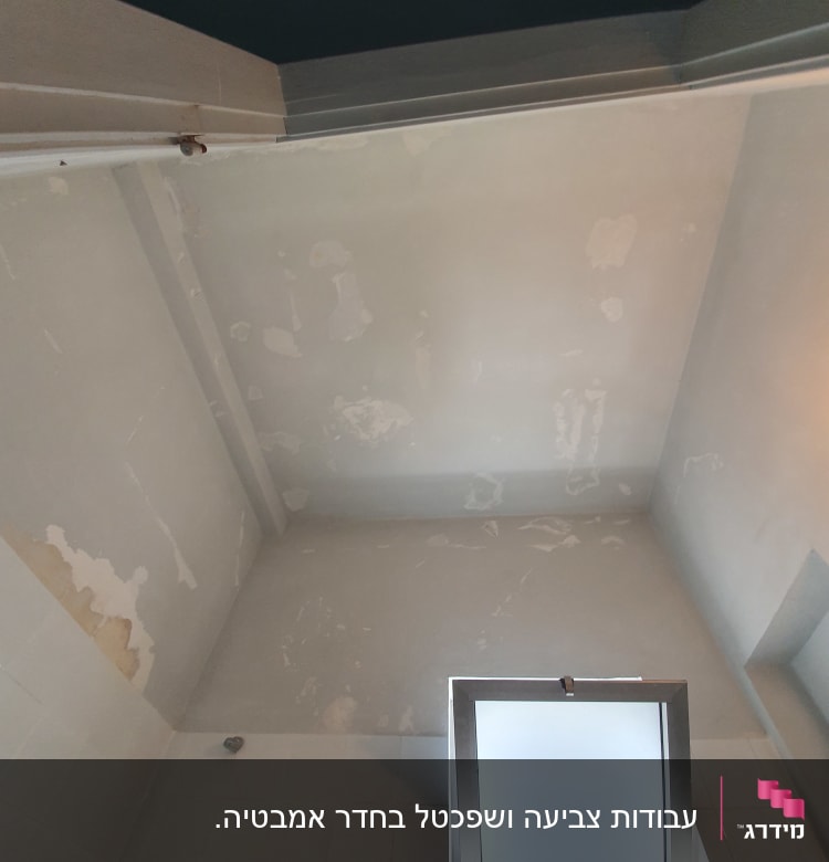 קיר עם קילופי צבע ותקרה כהה